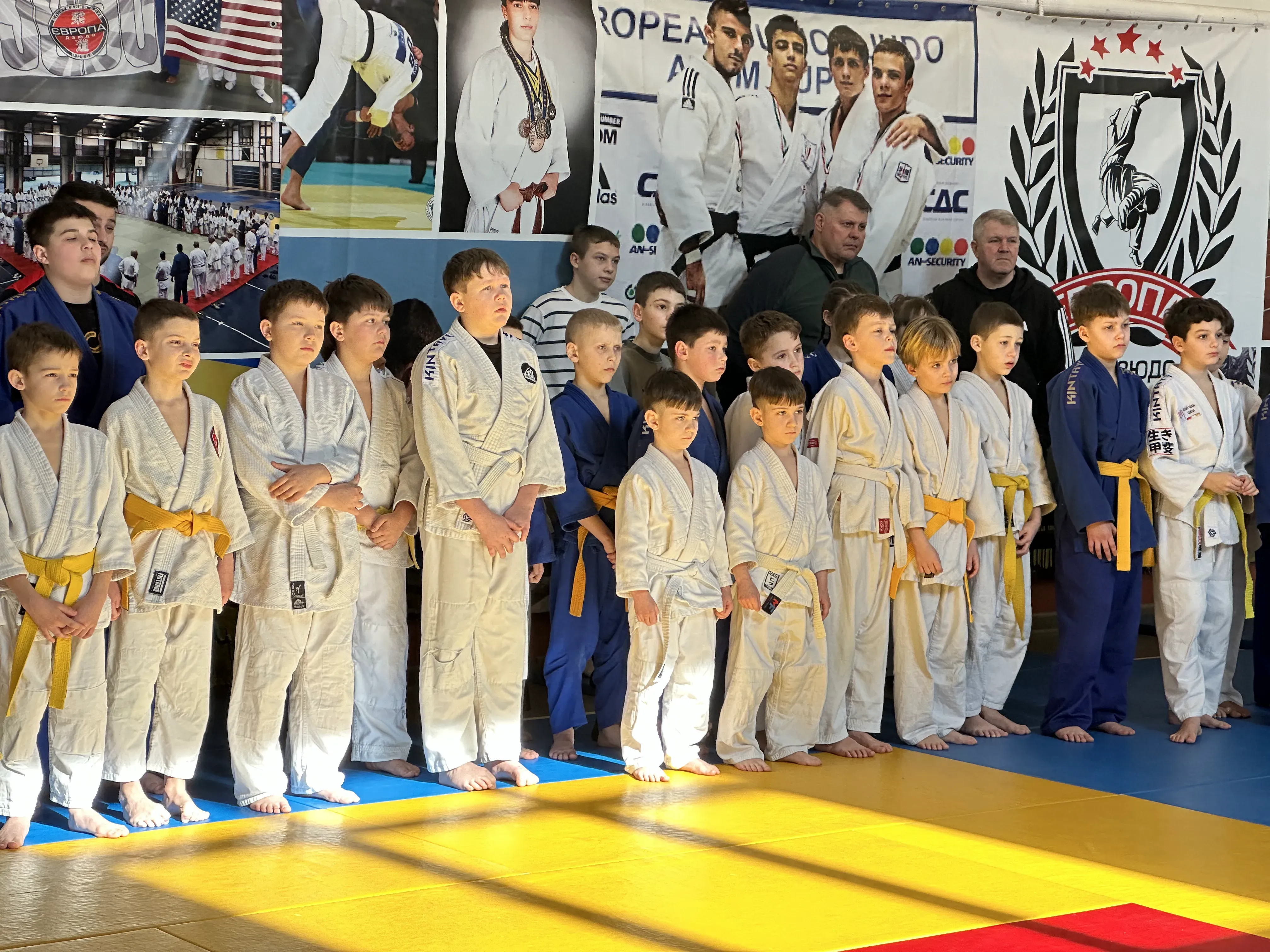 юні дзюдоїсти на татамі Клуб дзюдо IKIGAI